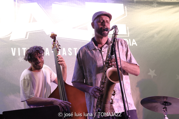 Triplanetas - Enrique Oliver Trío (48 Festival de Jazz de Vitoria. 2025-07-15) Por José Luis Luna Rocafort [INSTANTZZ AKA Galería fotográfica AKA Fotoblog de jazz, impro… y algo más] - Tomajazz - Triplanetas - Enrique Oliver Trío participaron en el 48 Festival de Jazz de Vitoria 2025, en el programa Club de Jazz. José Luis Luna Rocafort retrata la actuación en INSTANTZZ. Triplanetas son Daahoud Salim, Julián Sánchez:, Bori Albero. Enrique Oliver Trío son Enrique Oliver, Bori Albero, Andreu Pitarch