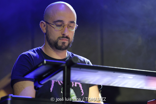 Mòpia (10 Fira B! Es Gremi. Palma. 2025-11-07) Por José Luis Luna Rocafort [INSTANTZZ AKA Galería fotográfica AKA Fotoblog de jazz, impro… y algo más] - Tomajazz - Mòpia actuó en 10 Fira B! en Es Gremi de Palma el 7 de noviembre de 2025. José Luis Luna Rocafort retrata en INSTANTZZ a la formación dirigida por Josep Oliver. Actuaron Jaume Rosselló, Pere Miquel Molina, Miki Ramon, Javier Nieto, Lleonard Martínez, Jaume Blàzquez, Samuel Martínez, Dialen Niang Ka, Sergio Vicente, Diego Riudavets, Sergi Sellés, Josep Sina, Toni Beltrán