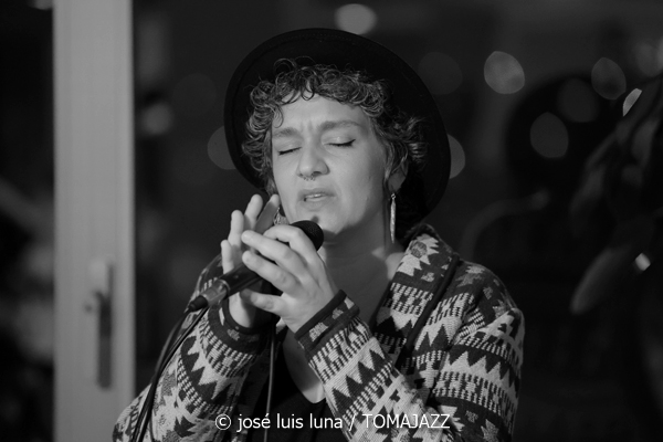 Tinons March (Reapertura Blue Jazz Club. Hotel Saratoga. Palma. 2025-10-30) Por José Luis Luna Rocafort [INSTANTZZ AKA Galería fotográfica AKA Fotoblog de jazz, impro… y algo más] - Tomajazz - Tinons March actuó en la reapertura del Blue Jazz Club del Hotel Saratoga (Palma), el 30 de octubre de 2025. José Luis Luna Rocafort retrata el concierto en INSTANTZZ. Actuaron Tinons March, Jaume Riera, Teo Salvà