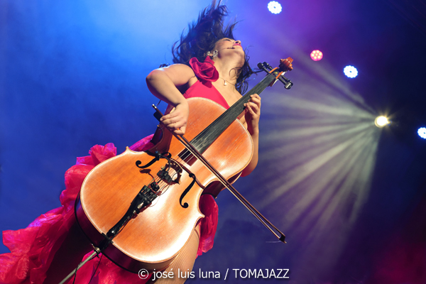 Ana Carla Maza (Trui Teatre. Palma. 2025-10-17) Por José Luis Luna Rocafort [INSTANTZZ AKA Galería fotográfica AKA Fotoblog de jazz, impro… y algo más] - Tomajazz - Ana Carla Maza actuó en Trui Teatre de Palma el 17 de octubre de 2025. José Luis Luna Rocafort retrata el concierto en INSTANTZZ. Actuaron Ana Carla Maza, Mily Pérez, Jai Kalo Sánchez