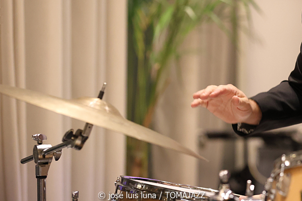 Geometrical Sardine (CaixaForum. Palma. 2025-10-24) Por José Luis Luna Rocafort [INSTANTZZ AKA Galería fotográfica AKA Fotoblog de jazz, impro… y algo más] - Tomajazz - Geometrical Sardine actuó en CaixaForum Palma, el 24 de octubre de 2025. José Luis Luna Rocafort lo retrata en INSTANTZZ. Intervinieron Jaume Rosselló, Joan Roca, Pep Aspas, Toni Cobos