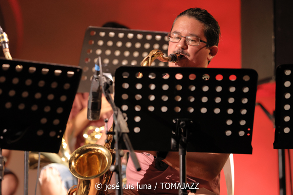 Sa Pobla Jazz Collective (31 Mallorca Jazz Sa Pobla 2025. Sa Pobla. Mallorca. 2025-08-11) Por José Luis Luna Rocafort [INSTANTZZ AKA Galería fotográfica AKA Fotoblog de jazz, impro… y algo más] - Tomajazz - Sa Pobla Jazz Collective actuó en el 31 Mallorca Jazz Sa Pobla 2025 el 11 de agosto de 2025. José Luis Luna Rocafort retrata el concierto en INSTANTZZ