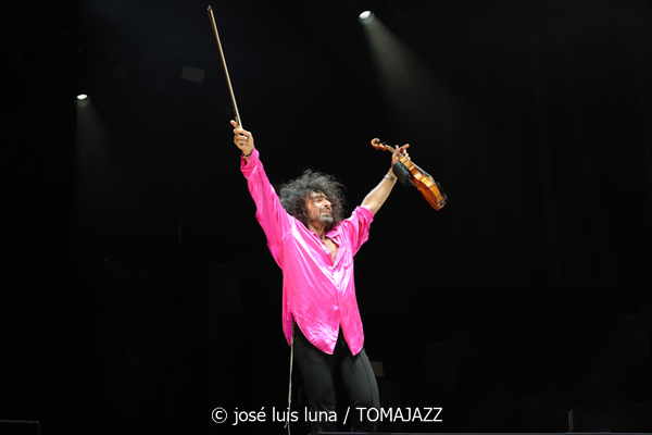 Ara Malikian (Alcúdia Jazz Festival. 2025-09-12) Por José Luis Luna Rocafort [INSTANTZZ AKA Galería fotográfica AKA Fotoblog de jazz, impro… y algo más] - Tomajazz - Ara Malikian actuó en Alcúdia Jazz Festival 2025. José Luis Luna Rocafort lo retrata en INSTANTZZ. Actuaron Ara Malikian, Iván "Melón" Lewis, Dayan Abad García, Iván Ruiz Machado, Georvis Pico Millán