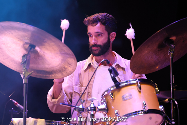 Pere Bujosa Trío (10 Fira B! Teatre Principal de Palma. 2025-11-06) Por José Luis Luna Rocafort [INSTANTZZ AKA Galería fotográfica AKA Fotoblog de jazz, impro… y algo más] - Tomajazz - Pere Bujosa Trío actuó en el 10 Fira B! en el Teatre Principal de Palma el 6 de noviembre de 2025. José Luis Luna Rocafort lo retrata en INSTANTZZ. Actuaron Pere Bujosa, Diego Hervalejo, Lluís Naval