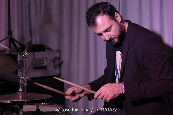 K 12 (10 Fira B! Hotel Saratoga. Palma. 2025-11-06) Por José Luis Luna Rocafort [INSTANTZZ AKA Galería fotográfica AKA Fotoblog de jazz, impro… y algo más] - Tomajazz - K 12 actuó en 10 Fira B! en el Hotel Saratoga de Palma, el 6 de noviembre de 2025. José Luis Luna Rocafort los retrata en INSTANTZZ. Actuaron Gori Matas, Marko Lohikari, Teo Salvà