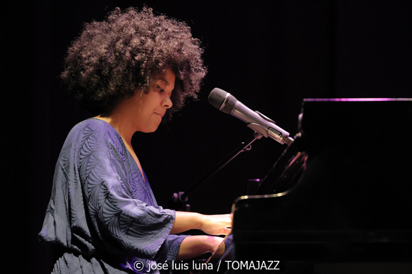 Clélya Abraham Quartet (10 Fira B! Teatre Principal de Palma. 2025-11-06)  Por José Luis Luna Rocafort [INSTANTZZ AKA Galería fotográfica AKA Fotoblog de jazz, impro… y algo más] - Tomajazz - Clélya Abraham Quartet actuó en el 10 Fira B! en el Teatre Principal de Palma, el 6 de noviembre de 2025. José Luis Luna Rocafort lo retrata en INSTANTZZ. Actuaron Clélya Abraham, Kévin Lazakis, Samuel F'Hima, Julien Roger