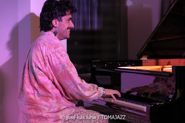 Endless Trío (10 Fira B! Hotel Saratoga. Palma. 2025-11-06) Por José Luis Luna Rocafort [INSTANTZZ AKA Galería fotográfica AKA Fotoblog de jazz, impro… y algo más] - Tomajazz - Endless Trío actuó en el 10 Fira B! en Hotel Saratoga de Palma, el 6 de noviembre de 2025. José Luis Luna Rocafort lo retrata en INSTANTZZ. Actuaron Pablo Costas, Carlos Ródenas, Alessandro Campobasso