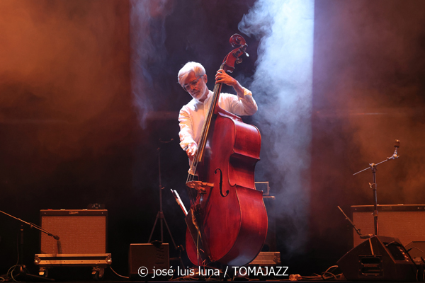 Ovella Negra (10 Fira B! Teatre Principal de Palma. 2025-11-06) Por José Luis Luna Rocafort [INSTANTZZ AKA Galería fotográfica AKA Fotoblog de jazz, impro… y algo más] - Tomajazz - Ovella Negra participó en el 10 Fira B! en el Teatre Principal de Palma el 6 de noviembre de 2025. José Luis Luna Rocafort retrata su actuación en INSTANTZZ. Intervinieron Joan Frontera, Pablo Di Salvo, Teo Salvà, Blanca Ribas, Carme Roig, Catalina Barceló, Gabriel Hernández, Joana Maria Seguí, Viçenc Marí