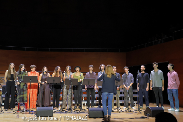 Ensemble Vocal Jazz (Auditori del Conservatori Superior de Música de les Illes Balears. Palma. 2025-11-14) Por José Luis Luna Rocafort [INSTANTZZ AKA Galería fotográfica AKA Fotoblog de jazz, impro… y algo más] - Tomajazz - Ensemble Vocal Jazz actuó en el Auditori del Conservatori Superior de Música de les Illes Balears de Palma el 14 de noviembre de 2025. José Luis Luna Rocafort lo retrata en INSTANTZZ