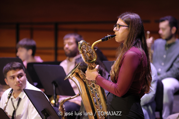 Big Band del Conservatori Superior de Música de les Illes Balears (Auditori del Conservatori Superior de Música de les Illes Balears. Palma. 2025-11-14) Por José Luis Luna Rocafort [INSTANTZZ AKA Galería fotográfica AKA Fotoblog de jazz, impro… y algo más] - Tomajazz - La Big Band del Conservatori Superior de Música de les Illes Balears actuó en el Auditori del Conservatori Superior de Música de les Illes Balears de Palma el 14 de noviembre de 2025. José Luis Luna Rocafort lo retrata en INSTANTZZ. Dirigió la Big Band Lluc Casares