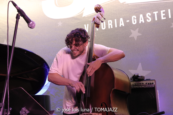 Triplanetas - Enrique Oliver Trío (48 Festival de Jazz de Vitoria. 2025-07-15) Por José Luis Luna Rocafort [INSTANTZZ AKA Galería fotográfica AKA Fotoblog de jazz, impro… y algo más] - Tomajazz - Triplanetas - Enrique Oliver Trío participaron en el 48 Festival de Jazz de Vitoria 2025, en el programa Club de Jazz. José Luis Luna Rocafort retrata la actuación en INSTANTZZ. Triplanetas son Daahoud Salim, Julián Sánchez:, Bori Albero. Enrique Oliver Trío son Enrique Oliver, Bori Albero, Andreu Pitarch