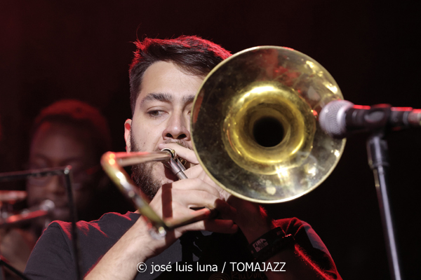 Mòpia (10 Fira B! Es Gremi. Palma. 2025-11-07) Por José Luis Luna Rocafort [INSTANTZZ AKA Galería fotográfica AKA Fotoblog de jazz, impro… y algo más] - Tomajazz - Mòpia actuó en 10 Fira B! en Es Gremi de Palma el 7 de noviembre de 2025. José Luis Luna Rocafort retrata en INSTANTZZ a la formación dirigida por Josep Oliver. Actuaron Jaume Rosselló, Pere Miquel Molina, Miki Ramon, Javier Nieto, Lleonard Martínez, Jaume Blàzquez, Samuel Martínez, Dialen Niang Ka, Sergio Vicente, Diego Riudavets, Sergi Sellés, Josep Sina, Toni Beltrán