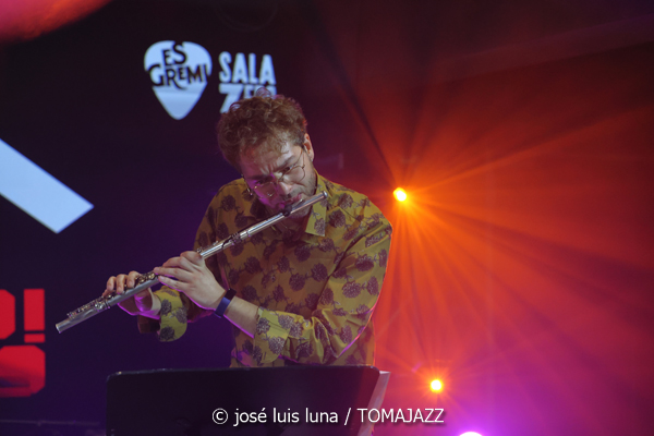 Pasquale Calò (10 Fira B! Es Gremi. Palma. 2025-11-07) Por José Luis Luna Rocafort [INSTANTZZ AKA Galería fotográfica AKA Fotoblog de jazz, impro… y algo más] - Tomajazz - Pasquale Calò actuó en 10 Fira B! en Es Gremi, Palma, el 7 de noviembre de 2025. José Luis Luna Rocafort lo retrata en INSTANTZZ. Actuaron Pasquale Calò, Aldo Di Caterino, Carlos Ródenas, Alessadro Campobasso