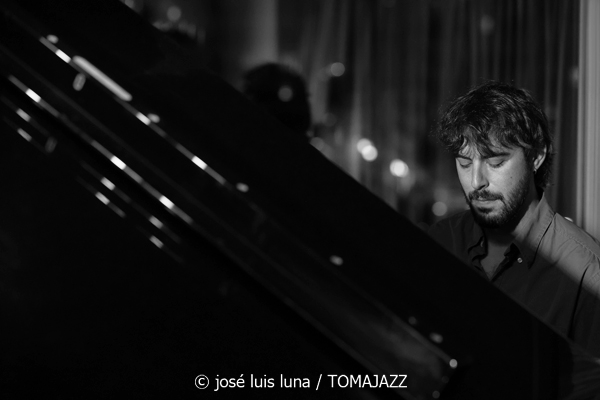 Tinons March (Reapertura Blue Jazz Club. Hotel Saratoga. Palma. 2025-10-30) Por José Luis Luna Rocafort [INSTANTZZ AKA Galería fotográfica AKA Fotoblog de jazz, impro… y algo más] - Tomajazz - Tinons March actuó en la reapertura del Blue Jazz Club del Hotel Saratoga (Palma), el 30 de octubre de 2025. José Luis Luna Rocafort retrata el concierto en INSTANTZZ. Actuaron Tinons March, Jaume Riera, Teo Salvà