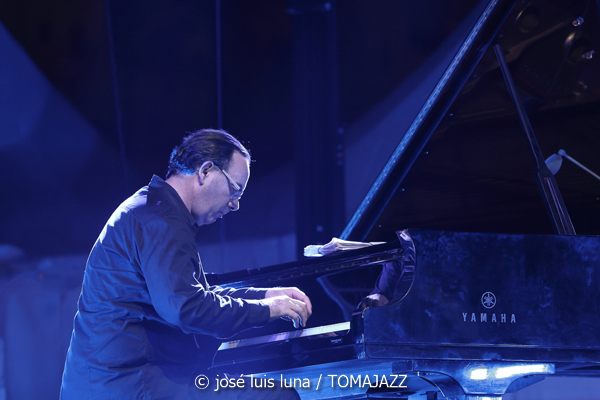 Escalandrum (37 Eivissa Jazz 2025. Baluard de Santa Llúcia. Eivissa. 2025-09-06) Por José Luis Luna Rocafort [INSTANTZZ AKA Galería fotográfica AKA Fotoblog de jazz, impro… y algo más] - Tomajazz - Escalandrum actuó en el 37 Eivissa Jazz el 6 de septiembre de 2025. José Luis Luna Rocafort lo retrata en INSTANTZZ. Escalandrum son Daniel Piazolla, Nicolás Guerschberg, Damián Fogiel, Gustavo Musso, Martín Pantyrer, Mariano Sivori