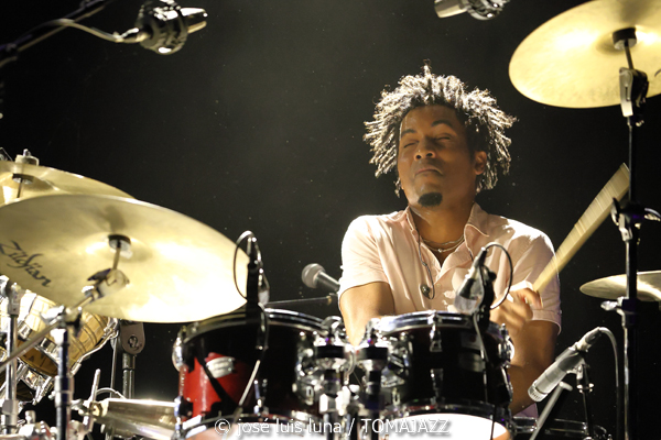 Ana Carla Maza (Trui Teatre. Palma. 2025-10-17) Por José Luis Luna Rocafort [INSTANTZZ AKA Galería fotográfica AKA Fotoblog de jazz, impro… y algo más] - Tomajazz - Ana Carla Maza actuó en Trui Teatre de Palma el 17 de octubre de 2025. José Luis Luna Rocafort retrata el concierto en INSTANTZZ. Actuaron Ana Carla Maza, Mily Pérez, Jai Kalo Sánchez