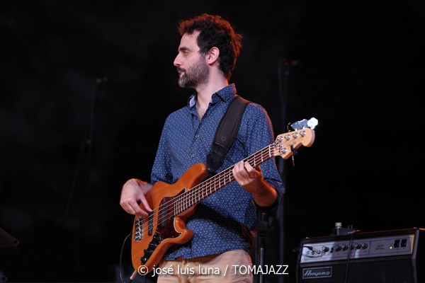 Claudia Bardagí (37 Eivissa Jazz 2025. Parc Reina Sofía. Eivissa. 2025-09-03) Por José Luis Luna Rocafort [INSTANTZZ AKA Galería fotográfica AKA Fotoblog de jazz, impro… y algo más] - Tomajazz - Claudia Bardagí actuó en el 37 Eivissa Jazz 2025, el 3 de septiembre. José Luis Luna Rocafort lo retrata en INSTANTZZ. Actuaron Claudia Bardagí, Joan Carles Marí, Cece Giannotti, Publio Delgado, Martin Laportilla