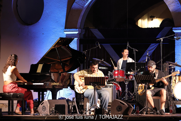 Sa Pobla Jazz Collective (31 Mallorca Jazz Sa Pobla 2025. Sa Pobla. Mallorca. 2025-08-11) Por José Luis Luna Rocafort [INSTANTZZ AKA Galería fotográfica AKA Fotoblog de jazz, impro… y algo más] - Tomajazz - Sa Pobla Jazz Collective actuó en el 31 Mallorca Jazz Sa Pobla 2025 el 11 de agosto de 2025. José Luis Luna Rocafort retrata el concierto en INSTANTZZ