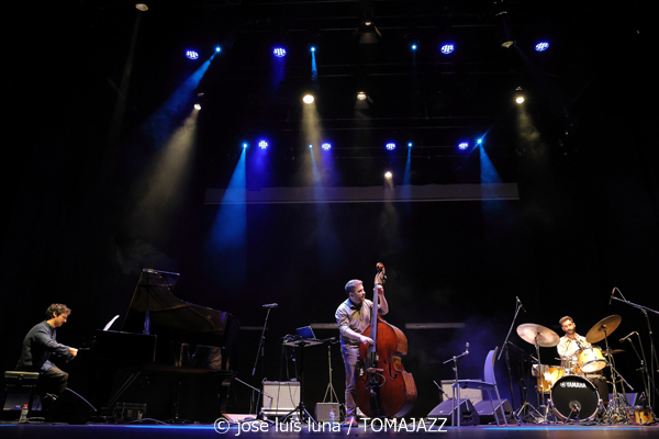 Pere Bujosa Trío (10 Fira B! Teatre Principal de Palma. 2025-11-06) Por José Luis Luna Rocafort [INSTANTZZ AKA Galería fotográfica AKA Fotoblog de jazz, impro… y algo más] - Tomajazz - Pere Bujosa Trío actuó en el 10 Fira B! en el Teatre Principal de Palma el 6 de noviembre de 2025. José Luis Luna Rocafort lo retrata en INSTANTZZ. Actuaron Pere Bujosa, Diego Hervalejo, Lluís Naval