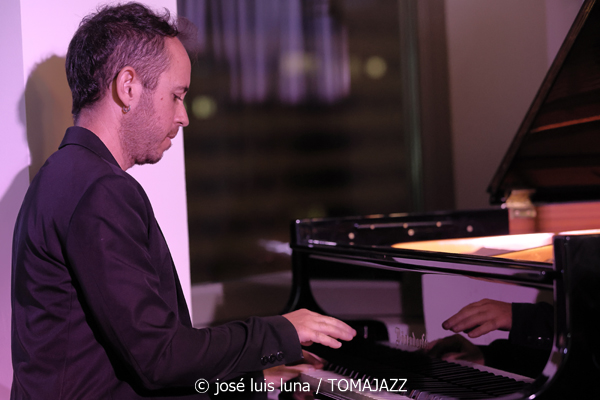K 12 (10 Fira B! Hotel Saratoga. Palma. 2025-11-06) Por José Luis Luna Rocafort [INSTANTZZ AKA Galería fotográfica AKA Fotoblog de jazz, impro… y algo más] - Tomajazz - K 12 actuó en 10 Fira B! en el Hotel Saratoga de Palma, el 6 de noviembre de 2025. José Luis Luna Rocafort los retrata en INSTANTZZ. Actuaron Gori Matas, Marko Lohikari, Teo Salvà
