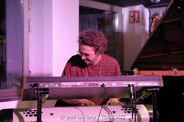 The Apple Thief (10 Fira B! Teatre Principal de Palma. 2025-11-06) Por José Luis Luna Rocafort [INSTANTZZ AKA Galería fotográfica AKA Fotoblog de jazz, impro… y algo más] - Tomajazz - The Apple Thief actuó en 10 Fira B! en el Teatre Principal de Palma, el 6 de noviembre de 2025. José Luis Luna Rocafort lo retrata en INSTANTZZ. Actuaron Josep Pou, Ferran Rico, Arthur Ponsà