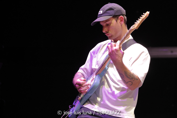 Clélya Abraham Quartet (10 Fira B! Teatre Principal de Palma. 2025-11-06) Por José Luis Luna Rocafort [INSTANTZZ AKA Galería fotográfica AKA Fotoblog de jazz, impro… y algo más] - Tomajazz - Clélya Abraham Quartet actuó en el 10 Fira B! en el Teatre Principal de Palma, el 6 de noviembre de 2025. José Luis Luna Rocafort lo retrata en INSTANTZZ. Actuaron Clélya Abraham, Kévin Lazakis, Samuel F'Hima, Julien Roger