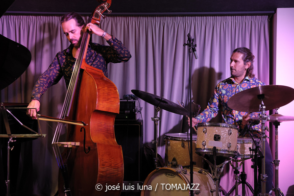 Endless Trío (10 Fira B! Hotel Saratoga. Palma. 2025-11-06) Por José Luis Luna Rocafort [INSTANTZZ AKA Galería fotográfica AKA Fotoblog de jazz, impro… y algo más] - Tomajazz - Endless Trío actuó en el 10 Fira B! en Hotel Saratoga de Palma, el 6 de noviembre de 2025. José Luis Luna Rocafort lo retrata en INSTANTZZ. Actuaron Pablo Costas, Carlos Ródenas, Alessandro Campobasso