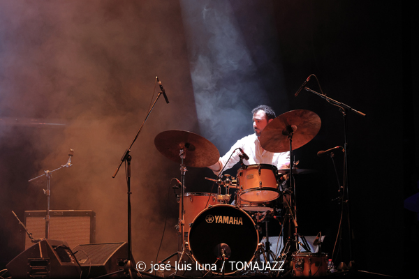 Ovella Negra (10 Fira B! Teatre Principal de Palma. 2025-11-06) Por José Luis Luna Rocafort [INSTANTZZ AKA Galería fotográfica AKA Fotoblog de jazz, impro… y algo más] - Tomajazz - Ovella Negra participó en el 10 Fira B! en el Teatre Principal de Palma el 6 de noviembre de 2025. José Luis Luna Rocafort retrata su actuación en INSTANTZZ. Intervinieron Joan Frontera, Pablo Di Salvo, Teo Salvà, Blanca Ribas, Carme Roig, Catalina Barceló, Gabriel Hernández, Joana Maria Seguí, Viçenc Marí