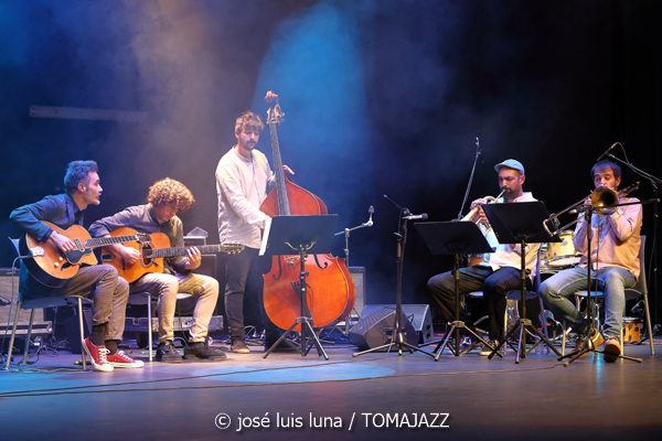Biel Ballester Photonic Quintet (10 Fira B! Teatre Xesc Forteza, Palma. 2025-11-06) Por José Luis Luna Rocafort [INSTANTZZ AKA Galería fotográfica AKA Fotoblog de jazz, impro… y algo más] - Tomajazz - Biel Ballester Photonic Quintet actuó en 10 Fira B! 2025, el 6 de noviembre de 2025. José Luis Luna Rocafort lo retrata en INSTANTZZ. Actuaron Biel Ballester, Víctor Paradís, Joan Garcias, Pep Garau, Tomeu Garcías