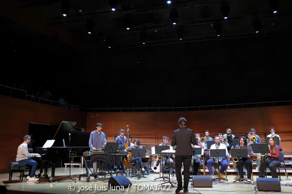 Big Band del Conservatori Superior de Música de les Illes Balears (Auditori del Conservatori Superior de Música de les Illes Balears. Palma. 2025-11-14) Por José Luis Luna Rocafort [INSTANTZZ AKA Galería fotográfica AKA Fotoblog de jazz, impro… y algo más] - Tomajazz - La Big Band del Conservatori Superior de Música de les Illes Balears actuó en el Auditori del Conservatori Superior de Música de les Illes Balears de Palma el 14 de noviembre de 2025. José Luis Luna Rocafort lo retrata en INSTANTZZ. Dirigió la Big Band Lluc Casares
