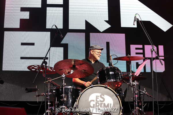 Mòpia (10 Fira B! Es Gremi. Palma. 2025-11-07) Por José Luis Luna Rocafort [INSTANTZZ AKA Galería fotográfica AKA Fotoblog de jazz, impro… y algo más] - Tomajazz - Mòpia actuó en 10 Fira B! en Es Gremi de Palma el 7 de noviembre de 2025. José Luis Luna Rocafort retrata en INSTANTZZ a la formación dirigida por Josep Oliver. Actuaron Jaume Rosselló, Pere Miquel Molina, Miki Ramon, Javier Nieto, Lleonard Martínez, Jaume Blàzquez, Samuel Martínez, Dialen Niang Ka, Sergio Vicente, Diego Riudavets, Sergi Sellés, Josep Sina, Toni Beltrán