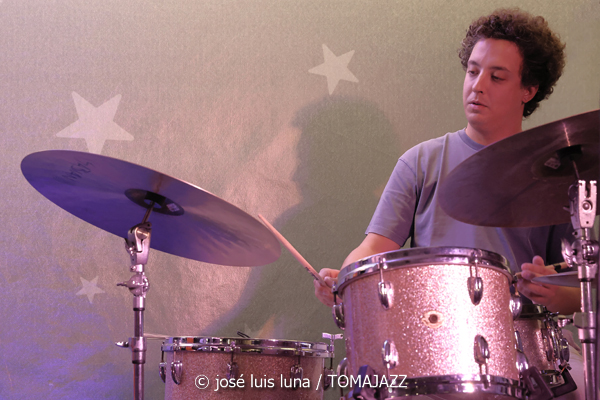 Triplanetas - Enrique Oliver Trío (48 Festival de Jazz de Vitoria. 2025-07-15) Por José Luis Luna Rocafort [INSTANTZZ AKA Galería fotográfica AKA Fotoblog de jazz, impro… y algo más] - Tomajazz - Triplanetas - Enrique Oliver Trío participaron en el 48 Festival de Jazz de Vitoria 2025, en el programa Club de Jazz. José Luis Luna Rocafort retrata la actuación en INSTANTZZ. Triplanetas son Daahoud Salim, Julián Sánchez:, Bori Albero. Enrique Oliver Trío son Enrique Oliver, Bori Albero, Andreu Pitarch