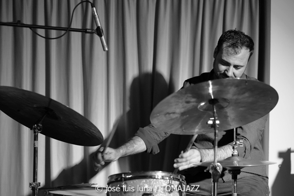 Tinons March (Reapertura Blue Jazz Club. Hotel Saratoga. Palma. 2025-10-30) Por José Luis Luna Rocafort [INSTANTZZ AKA Galería fotográfica AKA Fotoblog de jazz, impro… y algo más] - Tomajazz - Tinons March actuó en la reapertura del Blue Jazz Club del Hotel Saratoga (Palma), el 30 de octubre de 2025. José Luis Luna Rocafort retrata el concierto en INSTANTZZ. Actuaron Tinons March, Jaume Riera, Teo Salvà