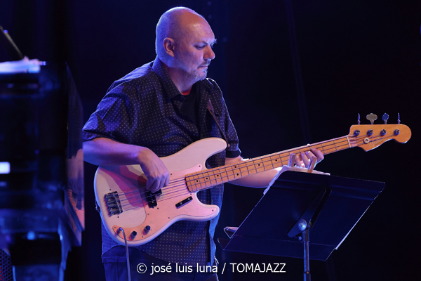 Escalandrum (37 Eivissa Jazz 2025. Baluard de Santa Llúcia. Eivissa. 2025-09-06) Por José Luis Luna Rocafort [INSTANTZZ AKA Galería fotográfica AKA Fotoblog de jazz, impro… y algo más] - Tomajazz - Escalandrum actuó en el 37 Eivissa Jazz el 6 de septiembre de 2025. José Luis Luna Rocafort lo retrata en INSTANTZZ. Escalandrum son Daniel Piazolla, Nicolás Guerschberg, Damián Fogiel, Gustavo Musso, Martín Pantyrer, Mariano Sivori
