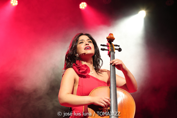 Ana Carla Maza (Trui Teatre. Palma. 2025-10-17) Por José Luis Luna Rocafort [INSTANTZZ AKA Galería fotográfica AKA Fotoblog de jazz, impro… y algo más] - Tomajazz - Ana Carla Maza actuó en Trui Teatre de Palma el 17 de octubre de 2025. José Luis Luna Rocafort retrata el concierto en INSTANTZZ. Actuaron Ana Carla Maza, Mily Pérez, Jai Kalo Sánchez