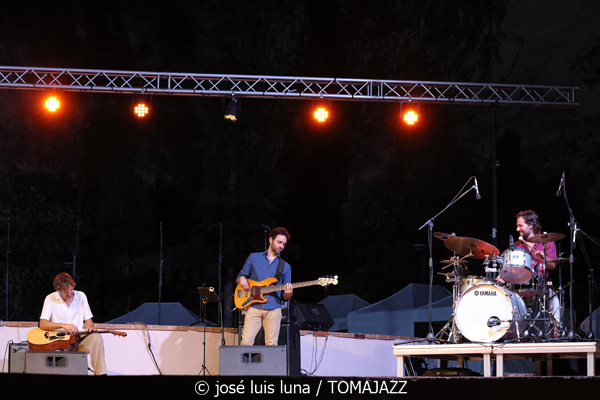 Claudia Bardagí (37 Eivissa Jazz 2025. Parc Reina Sofía. Eivissa. 2025-09-03) Por José Luis Luna Rocafort [INSTANTZZ AKA Galería fotográfica AKA Fotoblog de jazz, impro… y algo más] - Tomajazz - Claudia Bardagí actuó en el 37 Eivissa Jazz 2025, el 3 de septiembre. José Luis Luna Rocafort lo retrata en INSTANTZZ. Actuaron Claudia Bardagí, Joan Carles Marí, Cece Giannotti, Publio Delgado, Martin Laportilla