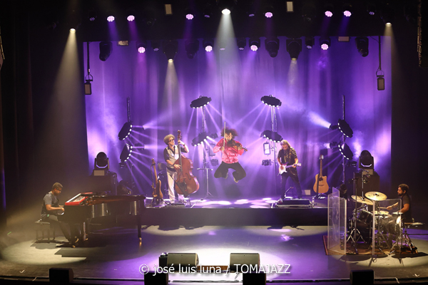 Ara Malikian (Alcúdia Jazz Festival. 2025-09-12) Por José Luis Luna Rocafort [INSTANTZZ AKA Galería fotográfica AKA Fotoblog de jazz, impro… y algo más] - Tomajazz - Ara Malikian actuó en Alcúdia Jazz Festival 2025. José Luis Luna Rocafort lo retrata en INSTANTZZ. Actuaron Ara Malikian, Iván "Melón" Lewis, Dayan Abad García, Iván Ruiz Machado, Georvis Pico Millán