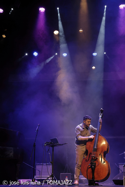 Pere Bujosa Trío (10 Fira B! Teatre Principal de Palma. 2025-11-06) Por José Luis Luna Rocafort [INSTANTZZ AKA Galería fotográfica AKA Fotoblog de jazz, impro… y algo más] - Tomajazz - Pere Bujosa Trío actuó en el 10 Fira B! en el Teatre Principal de Palma el 6 de noviembre de 2025. José Luis Luna Rocafort lo retrata en INSTANTZZ. Actuaron Pere Bujosa, Diego Hervalejo, Lluís Naval