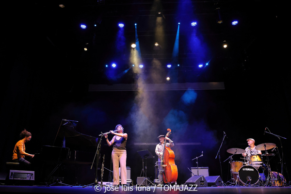 Carmen Vela Quartet (10 Fira B! Teatre Principal de Palma. 2025-11-06) Por José Luis Luna Rocafort [INSTANTZZ AKA Galería fotográfica AKA Fotoblog de jazz, impro… y algo más] - Tomajazz - Carmen Vela Quartet actuó en 10 Fira B! en el Teatre Principal de Palma el 6 de noviembre de 2025. José Luis Luna Rocafort lo retrata en INSTANTZZ. Actuaron Carmen Vela,