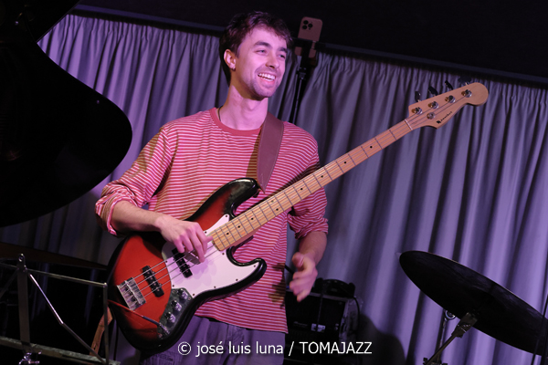 The Apple Thief (10 Fira B! Teatre Principal de Palma. 2025-11-06) Por José Luis Luna Rocafort [INSTANTZZ AKA Galería fotográfica AKA Fotoblog de jazz, impro… y algo más] - Tomajazz - The Apple Thief actuó en 10 Fira B! en el Teatre Principal de Palma, el 6 de noviembre de 2025. José Luis Luna Rocafort lo retrata en INSTANTZZ. Actuaron Josep Pou, Ferran Rico, Arthur Ponsà
