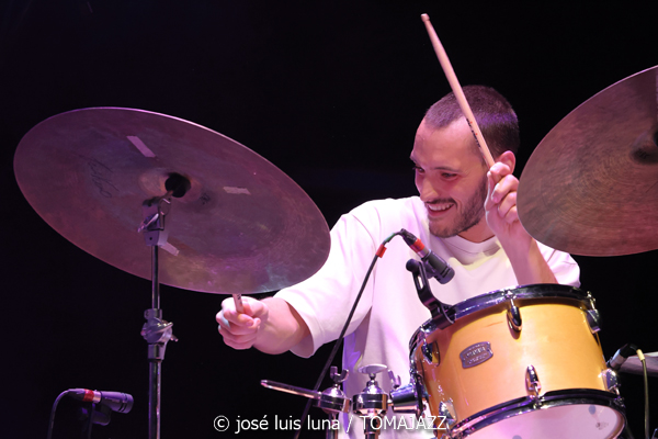 Clélya Abraham Quartet (10 Fira B! Teatre Principal de Palma. 2025-11-06) Por José Luis Luna Rocafort [INSTANTZZ AKA Galería fotográfica AKA Fotoblog de jazz, impro… y algo más] - Tomajazz - Clélya Abraham Quartet actuó en el 10 Fira B! en el Teatre Principal de Palma, el 6 de noviembre de 2025. José Luis Luna Rocafort lo retrata en INSTANTZZ. Actuaron Clélya Abraham, Kévin Lazakis, Samuel F'Hima, Julien Roger
