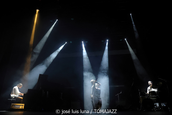 Ovella Negra (10 Fira B! Teatre Principal de Palma. 2025-11-06) Por José Luis Luna Rocafort [INSTANTZZ AKA Galería fotográfica AKA Fotoblog de jazz, impro… y algo más] - Tomajazz - Ovella Negra participó en el 10 Fira B! en el Teatre Principal de Palma el 6 de noviembre de 2025. José Luis Luna Rocafort retrata su actuación en INSTANTZZ. Intervinieron Joan Frontera, Pablo Di Salvo, Teo Salvà, Blanca Ribas, Carme Roig, Catalina Barceló, Gabriel Hernández, Joana Maria Seguí, Viçenc Marí