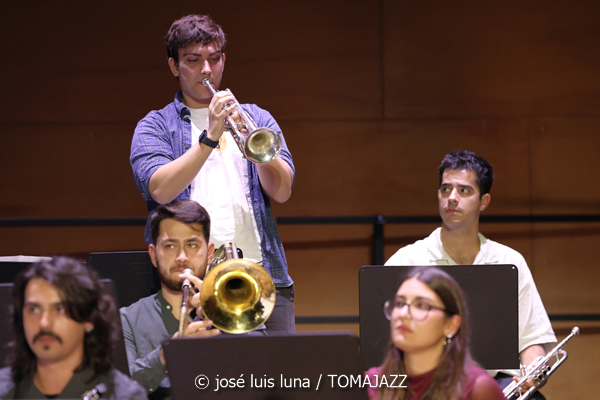 Big Band del Conservatori Superior de Música de les Illes Balears (Auditori del Conservatori Superior de Música de les Illes Balears. Palma. 2025-11-14) Por José Luis Luna Rocafort [INSTANTZZ AKA Galería fotográfica AKA Fotoblog de jazz, impro… y algo más] - Tomajazz - La Big Band del Conservatori Superior de Música de les Illes Balears actuó en el Auditori del Conservatori Superior de Música de les Illes Balears de Palma el 14 de noviembre de 2025. José Luis Luna Rocafort lo retrata en INSTANTZZ. Dirigió la Big Band Lluc Casares