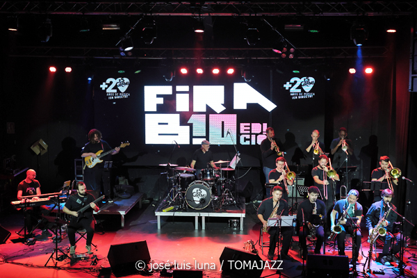 Mòpia (10 Fira B! Es Gremi. Palma. 2025-11-07) Por José Luis Luna Rocafort [INSTANTZZ AKA Galería fotográfica AKA Fotoblog de jazz, impro… y algo más] - Tomajazz - Mòpia actuó en 10 Fira B! en Es Gremi de Palma el 7 de noviembre de 2025. José Luis Luna Rocafort retrata en INSTANTZZ a la formación dirigida por Josep Oliver. Actuaron Jaume Rosselló, Pere Miquel Molina, Miki Ramon, Javier Nieto, Lleonard Martínez, Jaume Blàzquez, Samuel Martínez, Dialen Niang Ka, Sergio Vicente, Diego Riudavets, Sergi Sellés, Josep Sina, Toni Beltrán