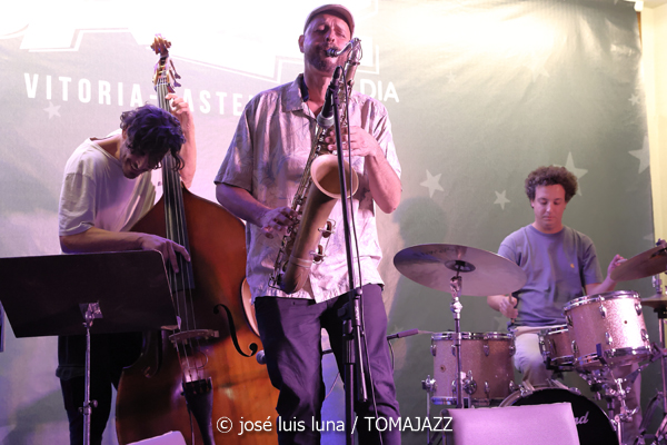 Triplanetas - Enrique Oliver Trío (48 Festival de Jazz de Vitoria. 2025-07-15) Por José Luis Luna Rocafort [INSTANTZZ AKA Galería fotográfica AKA Fotoblog de jazz, impro… y algo más] - Tomajazz - Triplanetas - Enrique Oliver Trío participaron en el 48 Festival de Jazz de Vitoria 2025, en el programa Club de Jazz. José Luis Luna Rocafort retrata la actuación en INSTANTZZ. Triplanetas son Daahoud Salim, Julián Sánchez:, Bori Albero. Enrique Oliver Trío son Enrique Oliver, Bori Albero, Andreu Pitarch