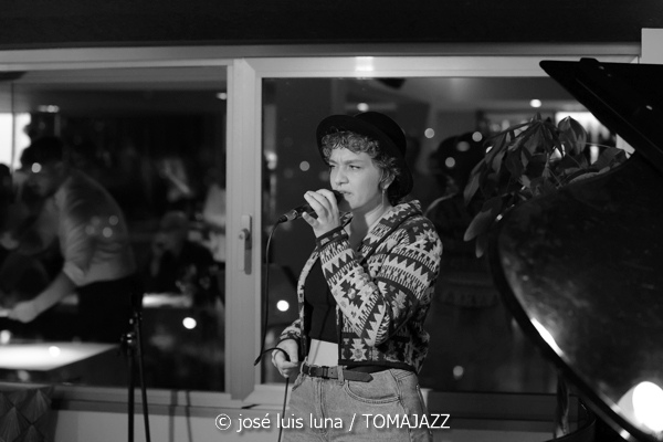Tinons March (Reapertura Blue Jazz Club. Hotel Saratoga. Palma. 2025-10-30) Por José Luis Luna Rocafort [INSTANTZZ AKA Galería fotográfica AKA Fotoblog de jazz, impro… y algo más] - Tomajazz - Tinons March actuó en la reapertura del Blue Jazz Club del Hotel Saratoga (Palma), el 30 de octubre de 2025. José Luis Luna Rocafort retrata el concierto en INSTANTZZ. Actuaron Tinons March, Jaume Riera, Teo Salvà