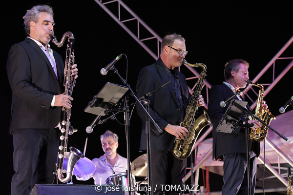 Escalandrum (37 Eivissa Jazz 2025. Baluard de Santa Llúcia. Eivissa. 2025-09-06) Por José Luis Luna Rocafort [INSTANTZZ AKA Galería fotográfica AKA Fotoblog de jazz, impro… y algo más] - Tomajazz - Escalandrum actuó en el 37 Eivissa Jazz el 6 de septiembre de 2025. José Luis Luna Rocafort lo retrata en INSTANTZZ. Escalandrum son Daniel Piazolla, Nicolás Guerschberg, Damián Fogiel, Gustavo Musso, Martín Pantyrer, Mariano Sivori