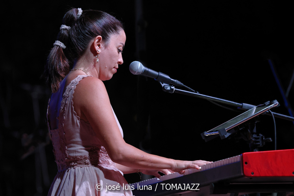 Claudia Bardagí (37 Eivissa Jazz 2025. Parc Reina Sofía. Eivissa. 2025-09-03) Por José Luis Luna Rocafort [INSTANTZZ AKA Galería fotográfica AKA Fotoblog de jazz, impro… y algo más] - Tomajazz - Claudia Bardagí actuó en el 37 Eivissa Jazz 2025, el 3 de septiembre. José Luis Luna Rocafort lo retrata en INSTANTZZ. Actuaron Claudia Bardagí, Joan Carles Marí, Cece Giannotti, Publio Delgado, Martin Laportilla