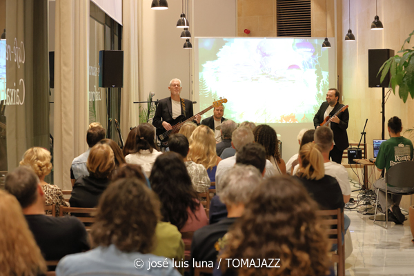 Geometrical Sardine (CaixaForum. Palma. 2025-10-24) Por José Luis Luna Rocafort [INSTANTZZ AKA Galería fotográfica AKA Fotoblog de jazz, impro… y algo más] - Tomajazz - Geometrical Sardine actuó en CaixaForum Palma, el 24 de octubre de 2025. José Luis Luna Rocafort lo retrata en INSTANTZZ. Intervinieron Jaume Rosselló, Joan Roca, Pep Aspas, Toni Cobos