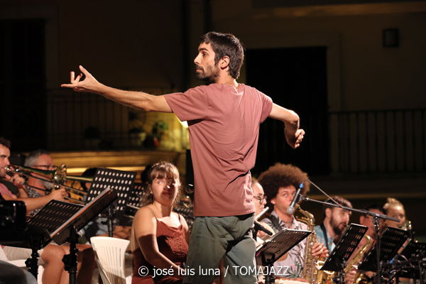 Sa Pobla Jazz Collective (31 Mallorca Jazz Sa Pobla 2025. Sa Pobla. Mallorca. 2025-08-11) Por José Luis Luna Rocafort [INSTANTZZ AKA Galería fotográfica AKA Fotoblog de jazz, impro… y algo más] - Tomajazz - Sa Pobla Jazz Collective actuó en el 31 Mallorca Jazz Sa Pobla 2025 el 11 de agosto de 2025. José Luis Luna Rocafort retrata el concierto en INSTANTZZ